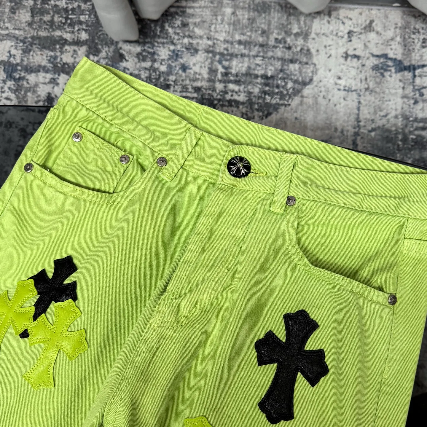 P260 Chrome hearts CH green cow king Yang Mi's same style sex recods limited green cow jeans. Really restores the ultimate texture of Vintage. Italian special cowhide print and cut. Customized sheepskin three-layer thick line leather. The whole is spliced in heavy water washing process. Craftsmen hand-splash ink. You can see the details. Three-dimensional cutting version. Loose and comfortable. Not picky about the figure. Makes taller and slimmer. Seiko factory. Original quality control. Same style for men and women. Can be matched with couples. Versatile recommendation. Essential jeans for all seasons Color: Green Size: S-XL